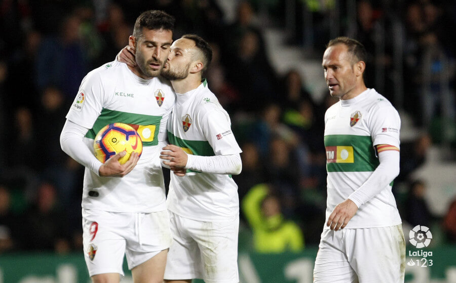 Los jugadores del Elche, antes de que Benja lance un penalti / LFP